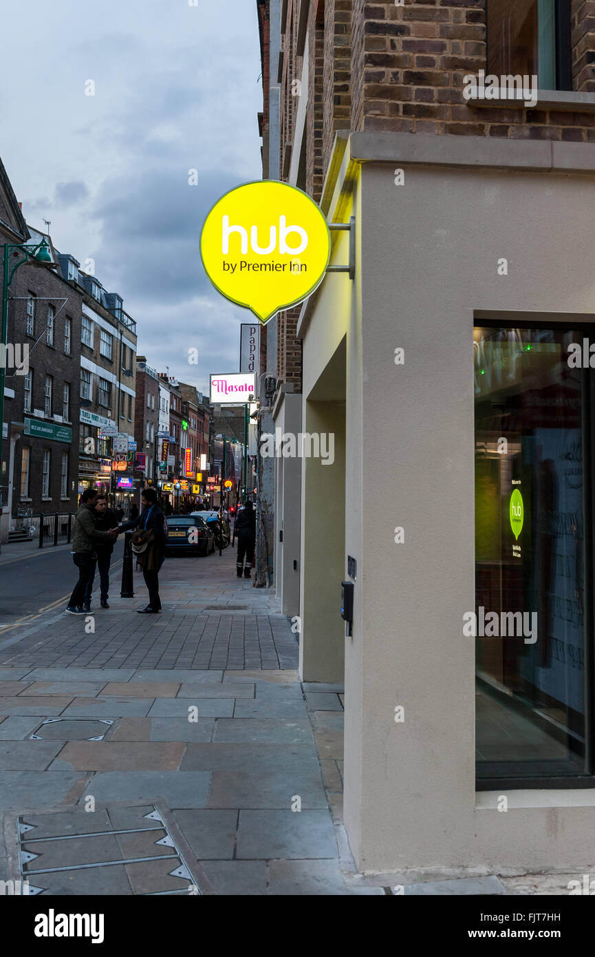 London, UK.  3. März 2016.  Ein neues Hotel, "Hub" von Premier Inn, öffnet auf der Brick Lane.  Die 189 Zimmer Budget-Hotel steht gegenüber der Jamme Masjid-Moschee und auf dem Gelände des inzwischen abgerissenen BanglaCity Supermarkt.  Kritiker haben gesagt, dass das neue Hotel, das Argument fügt hinzu, dass das Gebiet von großen Marken hygienisiert werden ist, wie es weiter gentrified wird. Bildnachweis: Stephen Chung / Alamy Live News Stockfoto