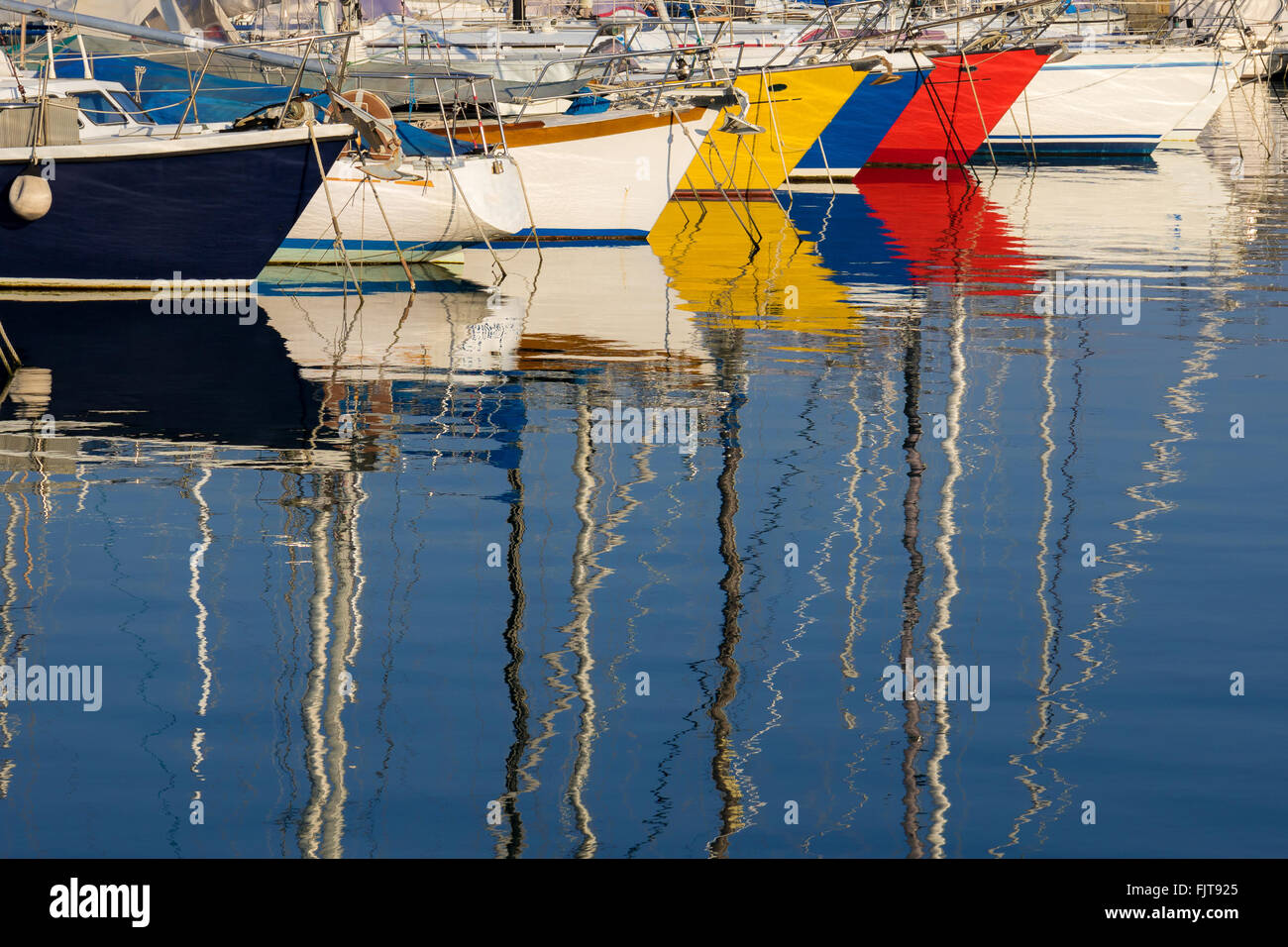 Bunte Boote im Wasser reflektiert Stockfoto