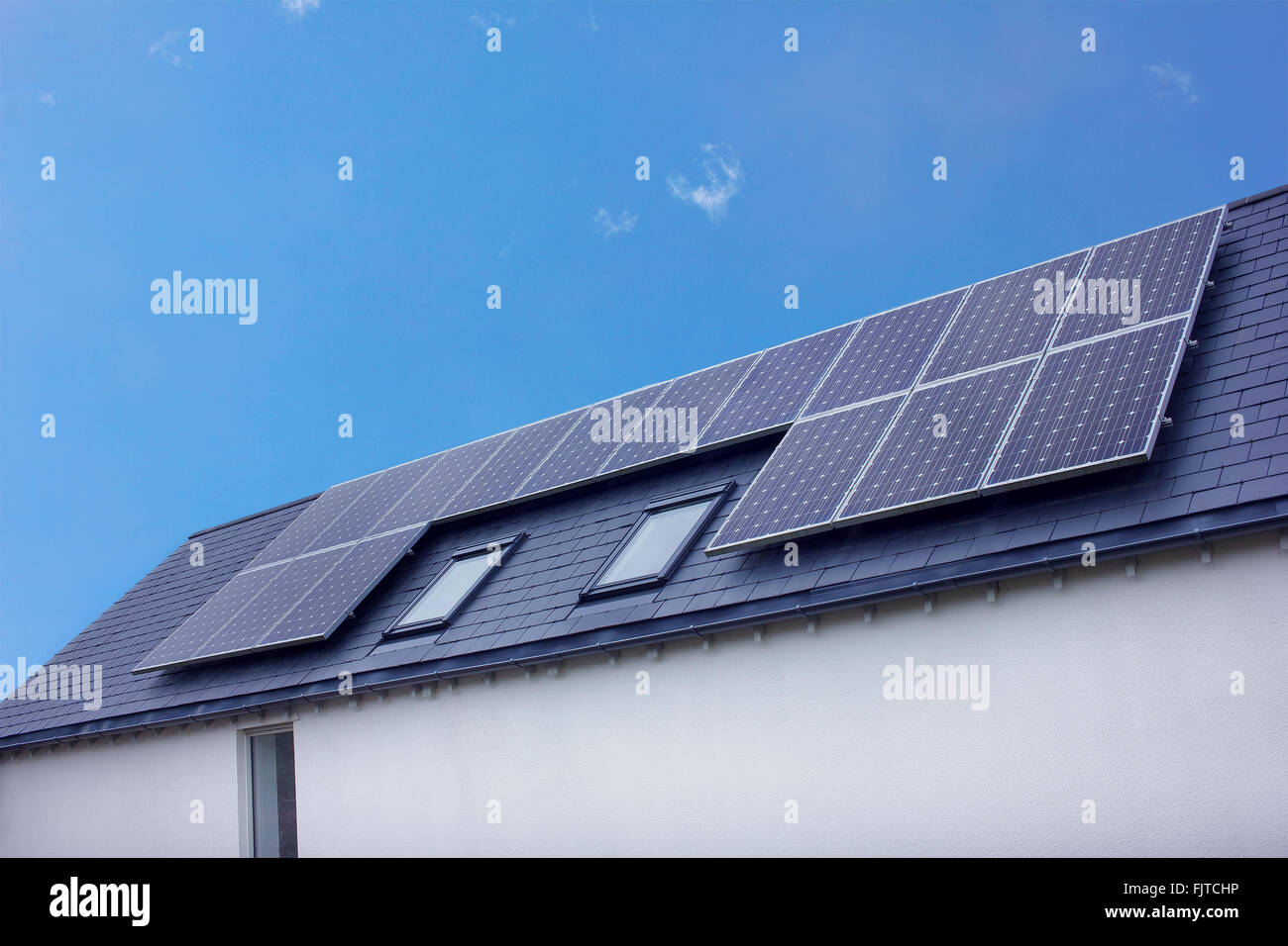 Sonnenkollektoren auf dem Hausdach. Nachhaltige erneuerbare Energien Stockfoto