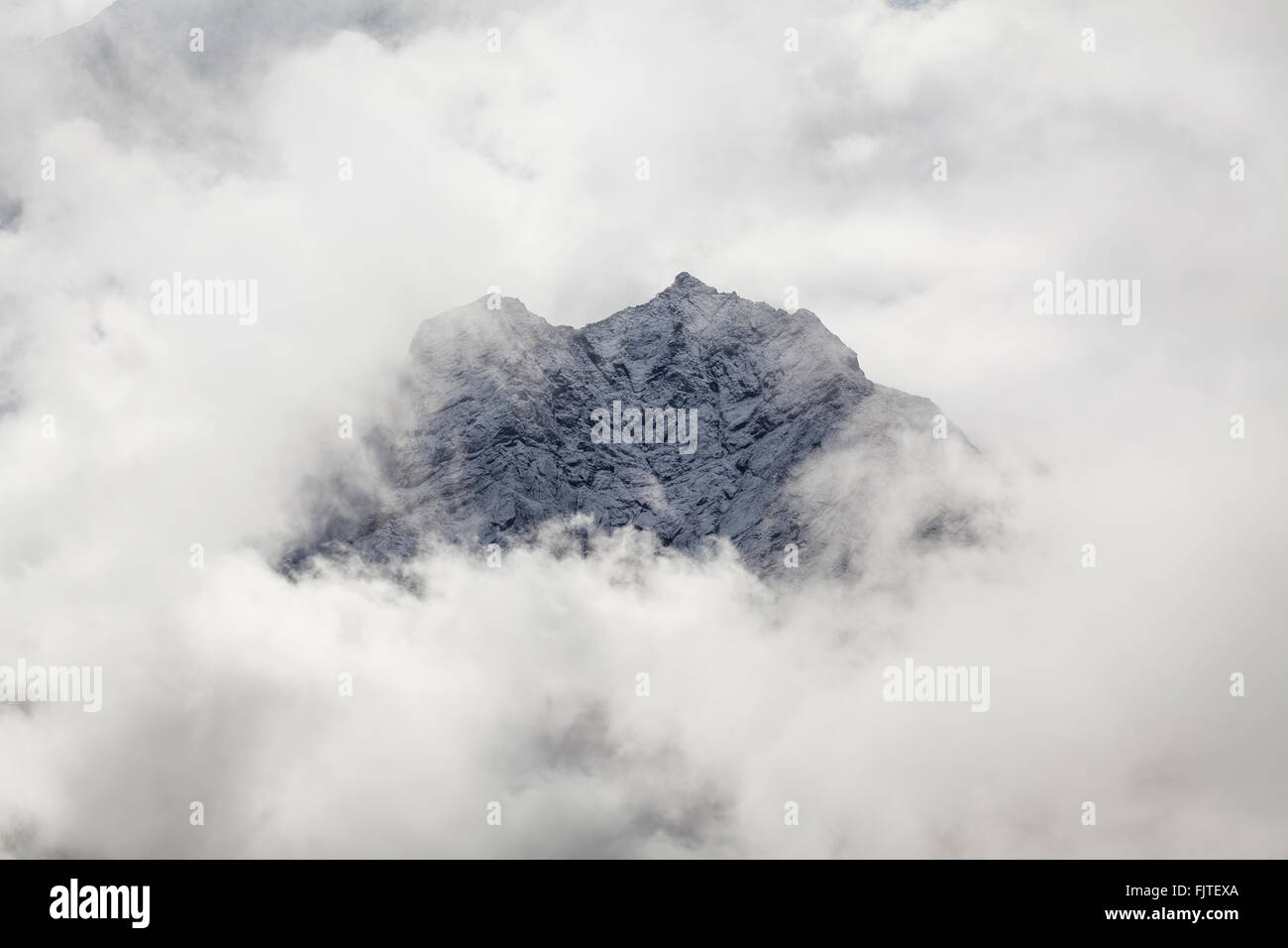 Nebel und Wolken über den Bergen. Sagarmatha Nationalpark. Solukhumbu Bezirk. Nepal. Stockfoto