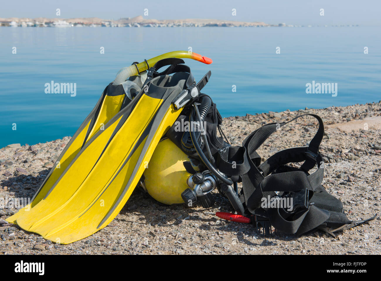 Komplette Tauchausrüstung auf dem Boden neben einem tropischen Meer Küste Stockfoto