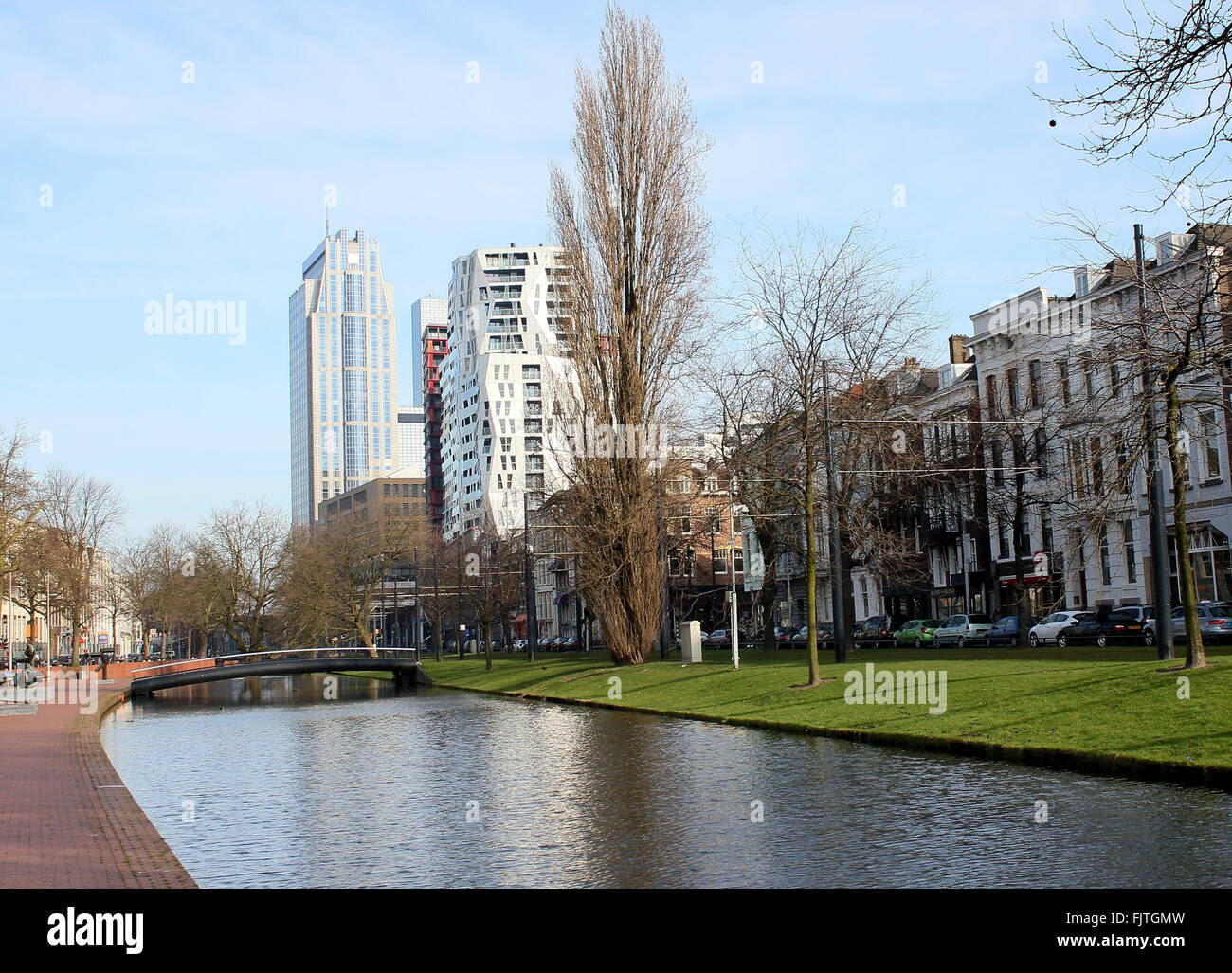 Westersingel Wasserstraße und Mauritsweg, Rotterdam, Niederlande. Im Hintergrund De Calypso & Millennium Tower Stockfoto