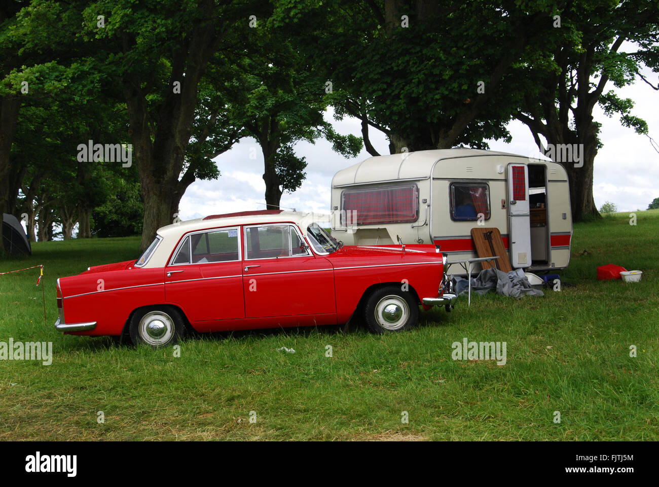 klassisches camping in 1970er Jahren Morris Oxford im Charlbury Cotswolds United Kingdom Stockfoto