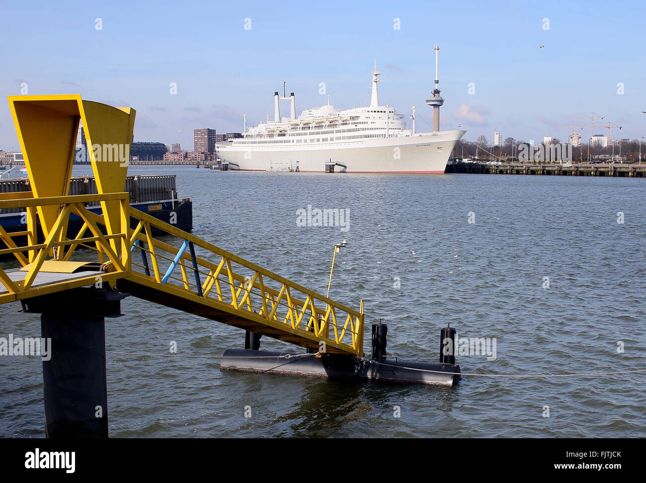 Hotelschiff SS Rotterdam, ehemalige Ozeandampfer & Kreuzfahrtschiff vor Anker in Rotterdam, Niederlande. Maashaven Hafen, Euromast auf der Rückseite Stockfoto