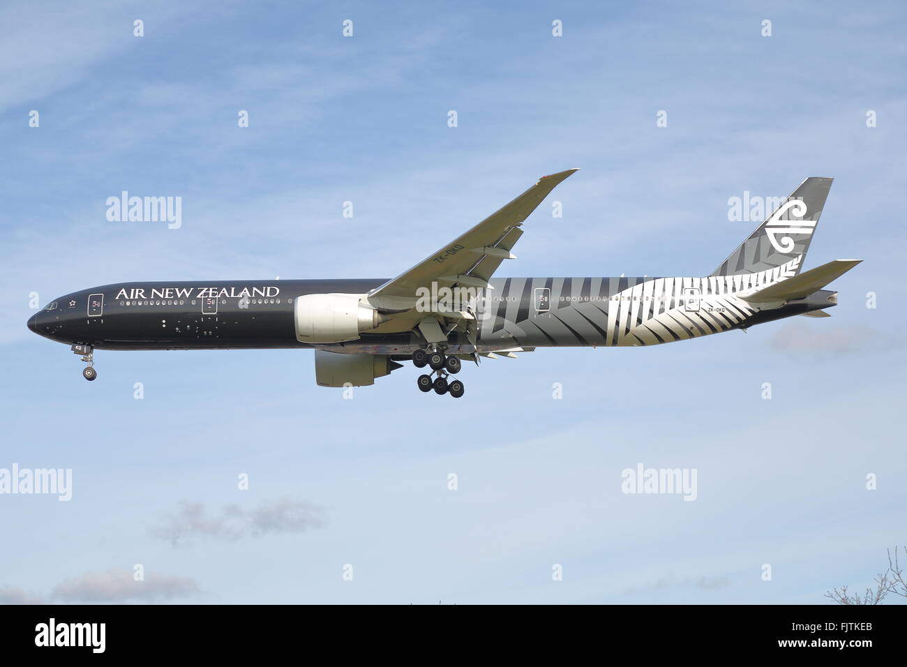 Air New Zealand Boeing 777-300ER ZK-OKQ landet auf dem Flughafen London Heathrow, Vereinigtes Königreich Stockfoto