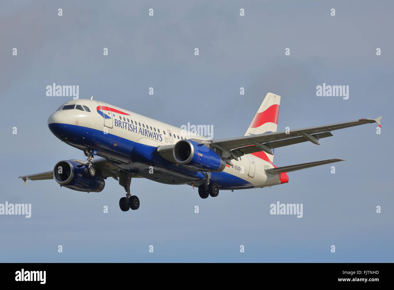 Eine British Airways Airbus A319-131 G-EUOD Landung in Heathrow Stockfoto