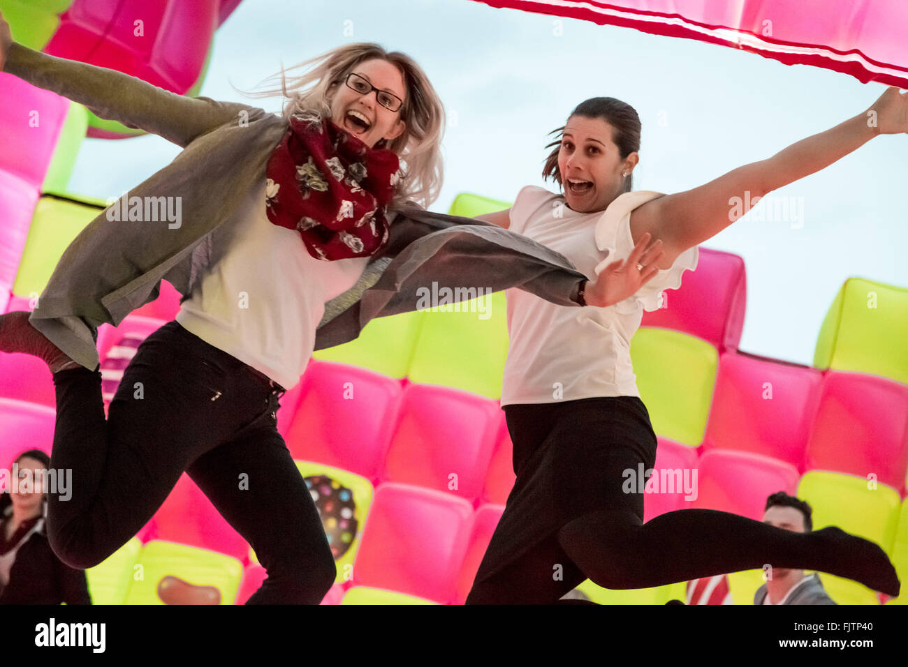 London, Großbritannien. 3. März, 2016. "Bouncingham Schloss 'Candy Crush Jelly Saga promo Hüpfburg ist in der Nähe der Tower Bridge gestartet. Credit: Guy Corbishley/Alamy leben Nachrichten Stockfoto