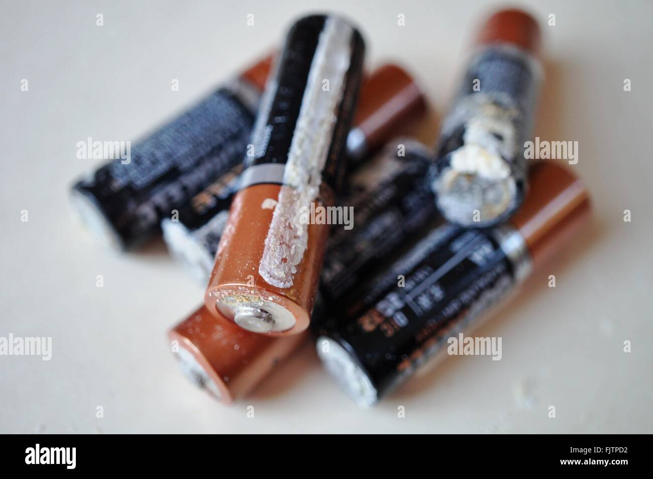 Alten alkalische Haushaltsbatterien Leck eine weiße Substanz, knusprige von Kaliumcarbonat (K2CO3) Stockfoto