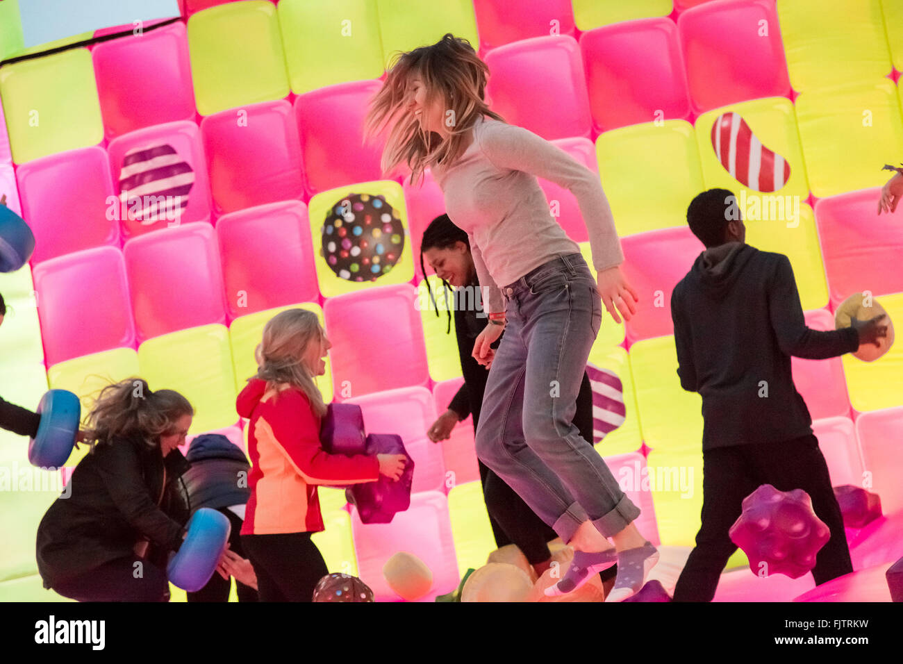 London, Großbritannien. 3. März, 2016. "Bouncingham Schloss 'Candy Crush Jelly Saga promo Hüpfburg ist in der Nähe der Tower Bridge gestartet. Credit: Guy Corbishley/Alamy leben Nachrichten Stockfoto