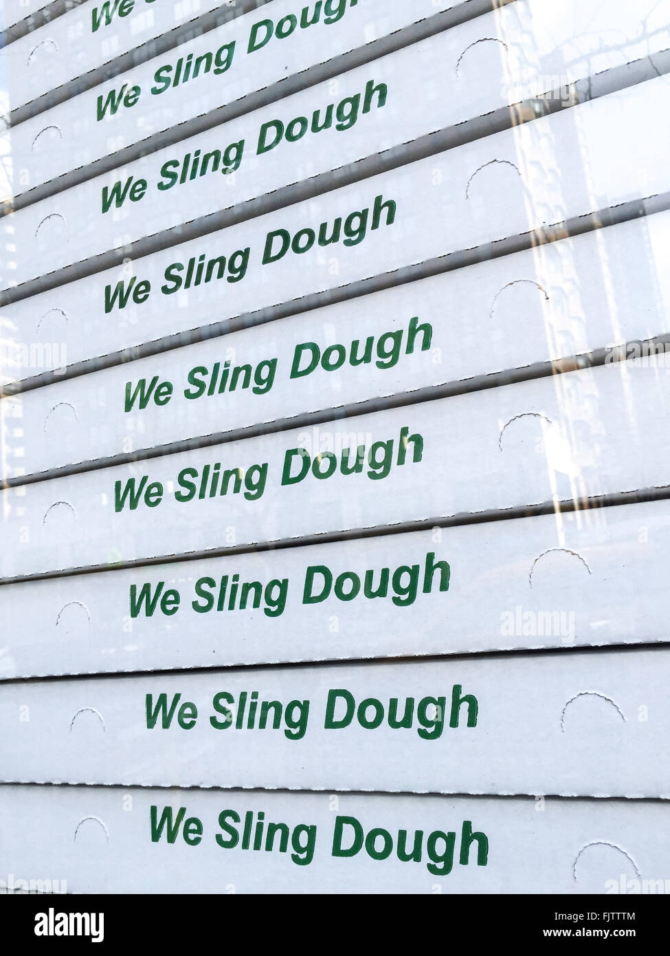 "Wir Schlinge Teig" gedruckt auf gestapelten Pizzakartons, USA Stockfoto