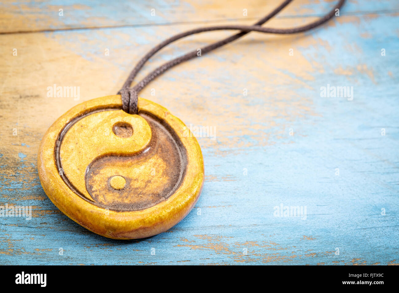 ätherisches Öl Diffusor Keramik Anhänger mit Yin und Yang Symbol auf Grunge Holz Stockfoto