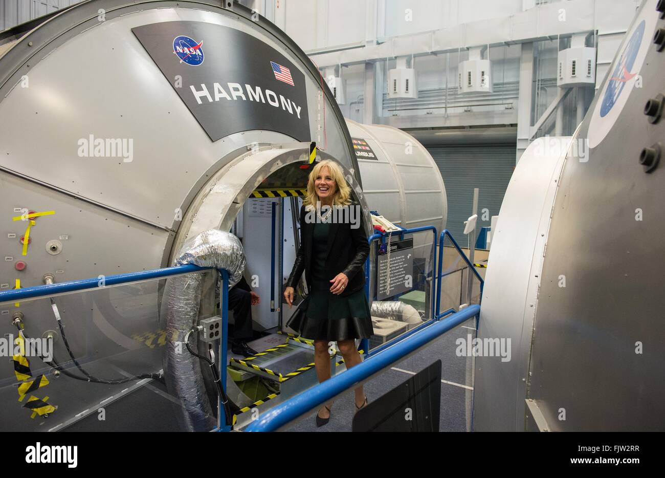 Dr. Jill Biden, Ehefrau von Vize-Präsident Joe Biden bei einem Rundgang durch ein Mock-up von der internationalen Raumstation ISS am Johnson Space Center 2. März 2016 in Houston, Texas. Stockfoto