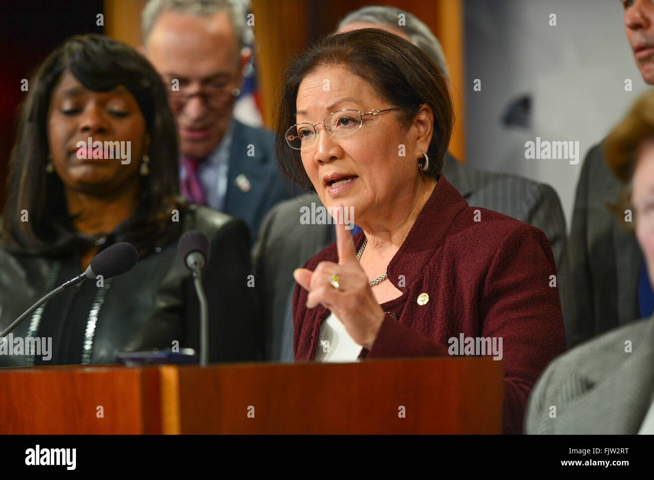 Demokratischen Senator Mazie Hirono Verknüpfungen mit Senat Demokraten und der Congressional Black Caucus Senat Republikaner fordern, um ihre Arbeit zu tun stoppen, ignorieren die Verfassung und Commit auswählen eine neue oberste Gerichtshof nominierte 3. März 2016 in Washington, DC zu erfüllen. © Planetpix/Alamy Live-Nachrichten Stockfoto