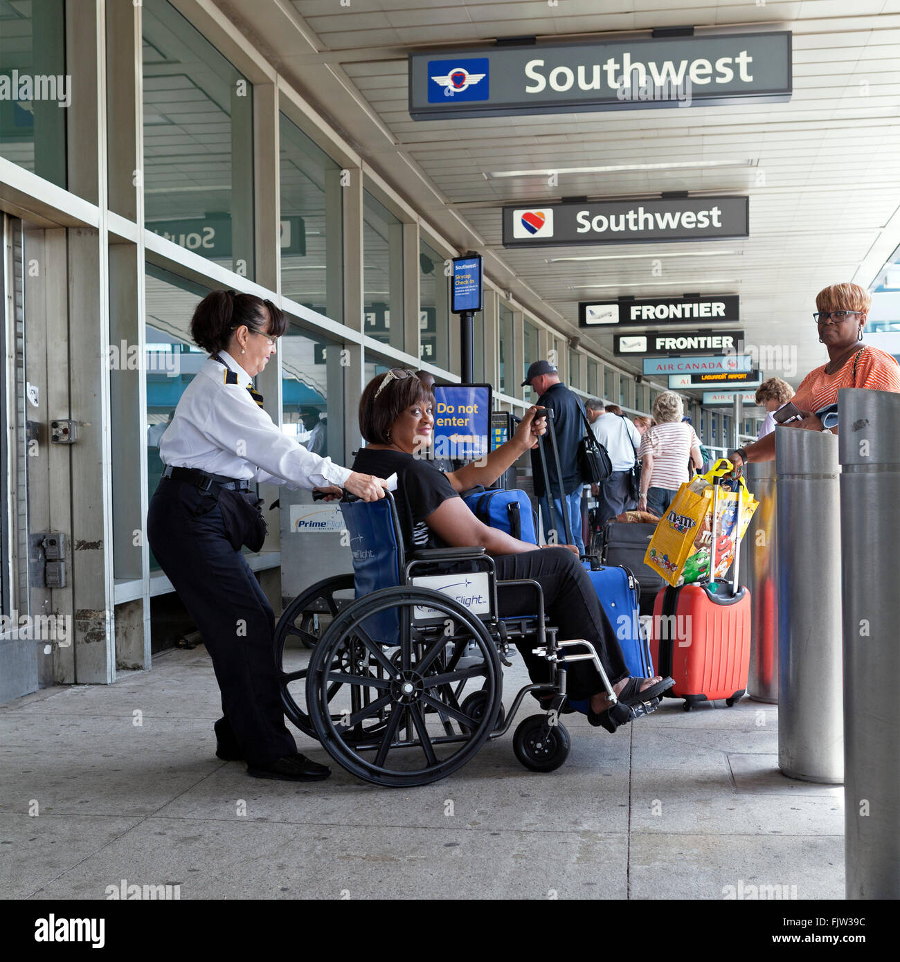 Erwachsener Mann Im Rollstuhl Der Bordkarten In Das Tablett Bei Der  Flughafensicherheit Legt Stockfoto und mehr Bilder von Andersfähigkeiten -  iStock