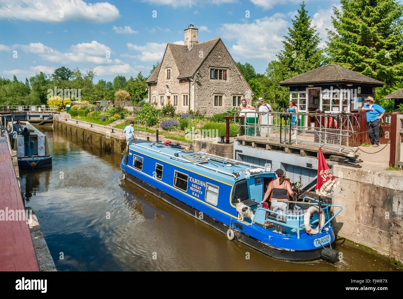 Hausboot passiert Iffley Lock auf der Themse in der Nähe von Oxford, Oxfordshire, England Stockfoto