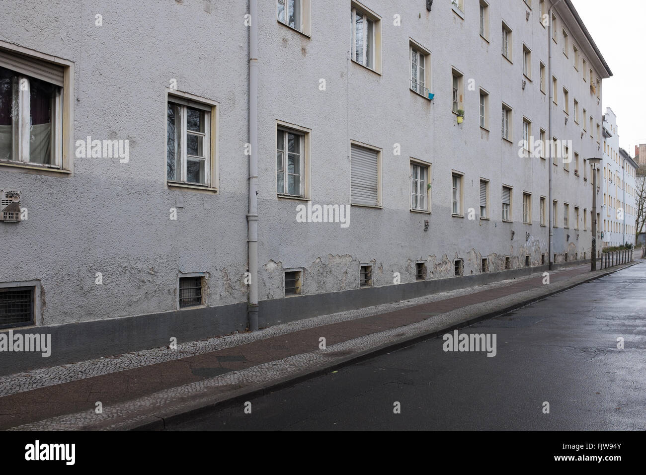 BERLIN, 02. März: Ein original DDR Gebäude und Straßenlaterne in Berlin Prenzlauer Berg am 2. März 2016. Stockfoto