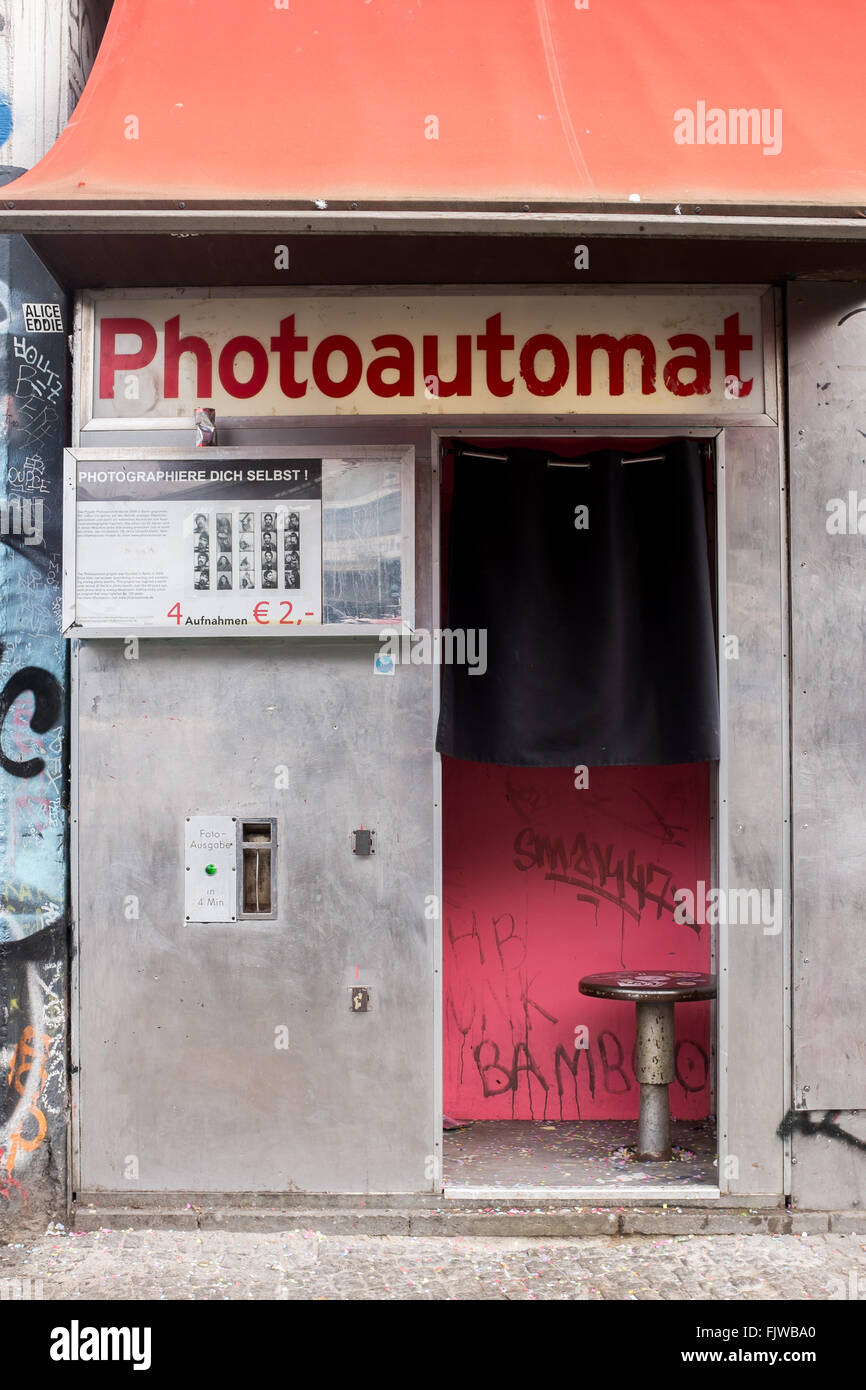 BERLIN, März 03: Automatische Fotokabine in Kottbusser Tor in das SO36, Kreuzberg in Berlin am 3. März 2016. Stockfoto