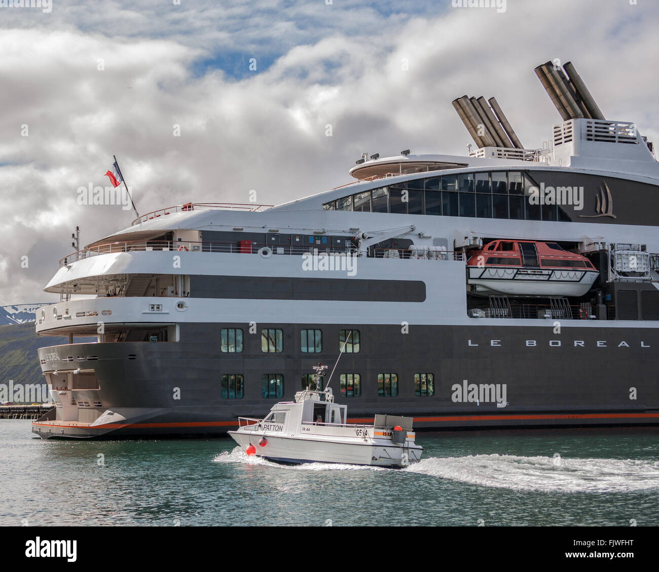 Isafjördur, Nordwesten Island, Island. 2. August 2015. Ein Sicherheit Motor starten Segel durch die französische Compagnie du Ponant Luxus Kreuzfahrtschiff im Hafen von Sundahofn in Isafjördur im Westfjord, Nordwesten Islands Le Boreal angedockt. Der Tourismus ist ein wachsender Sektor der Wirtschaft geworden und Island ist ein beliebtes Touristenziel geworden. © Arnold Drapkin/ZUMA Draht/Alamy Live-Nachrichten Stockfoto