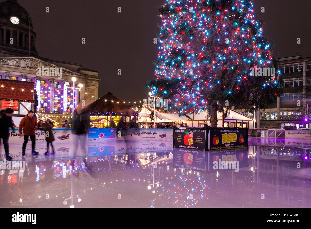 Leute Skaten rund um den Weihnachtsbaum auf der Eisbahn in der Alten Marktplatz, Nottingham, England, Großbritannien Stockfoto