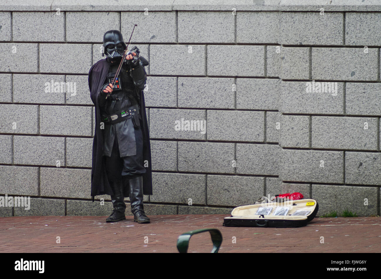 Streetart-Künstler in einem Darth Vader Kostüm, Geige zu spielen. Victoria, British Columbia, Kanada. Stockfoto