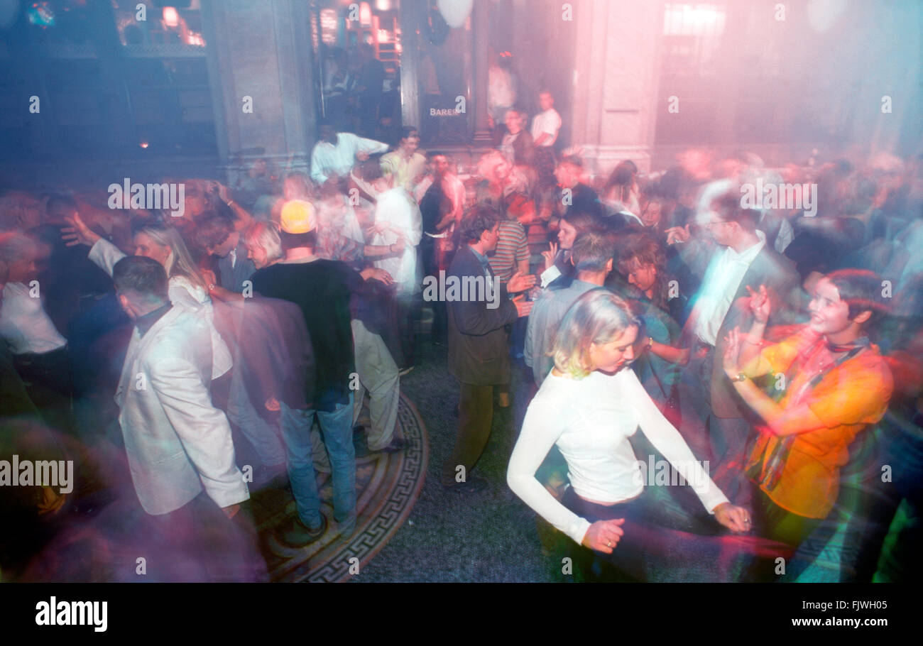 Tanzfläche mit Blitzleuchten und Musik in Stockholm Nachtclub verpackt Stockfoto