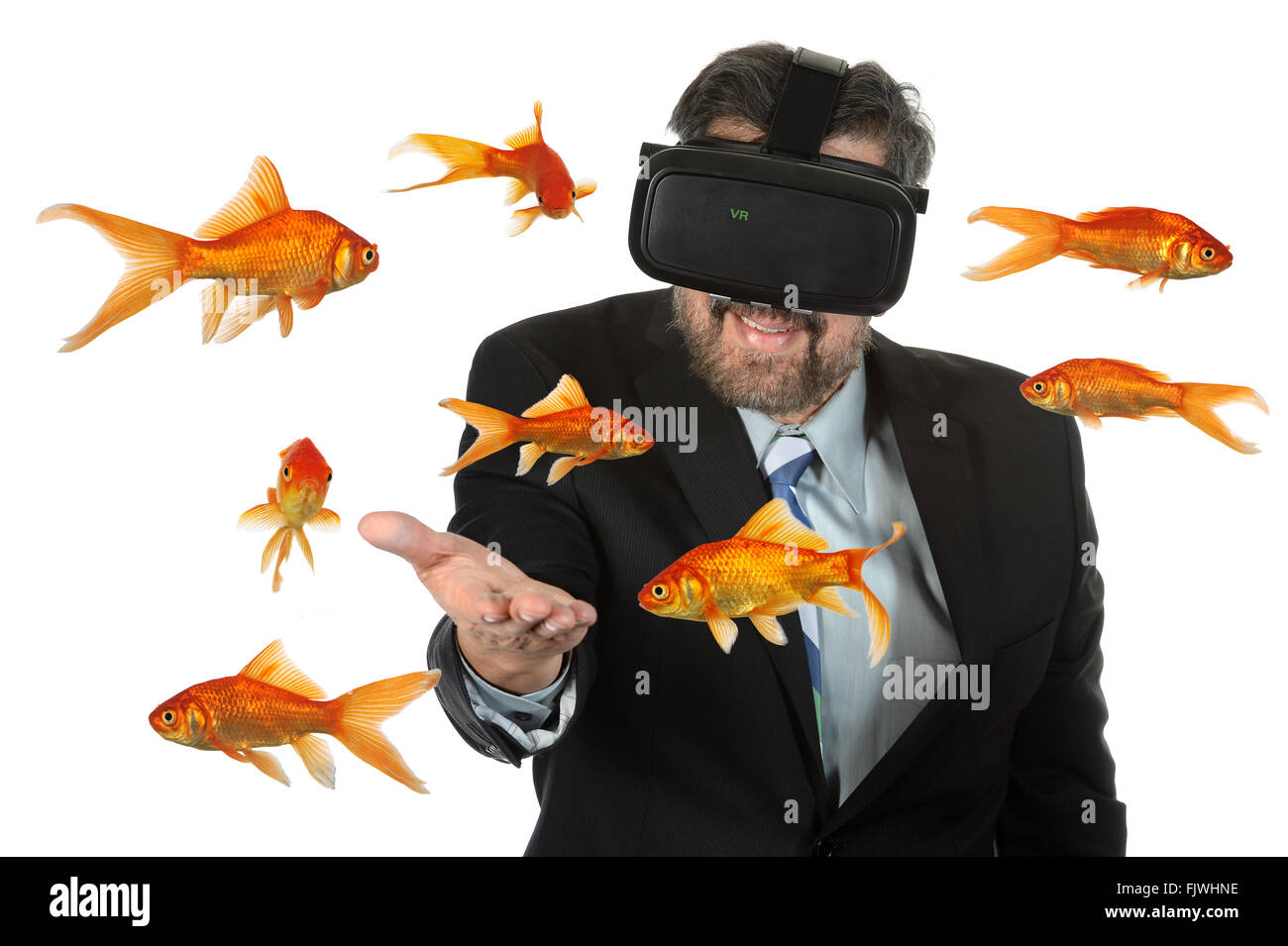 Geschäftsmann mit virtual-Reality-Brille mit Goldfische schwimmen Stockfoto