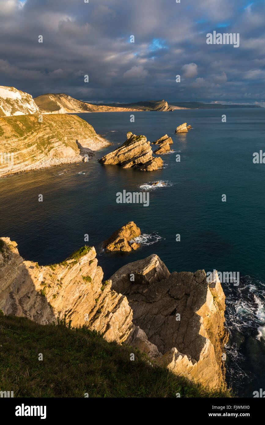 Dunkle Wolken über dem felsigen Küste der Bucht von lulworth Mupe auf der Dorset Jurassic Coast. Foto: Graham Jagd-/Alamy Stockfoto