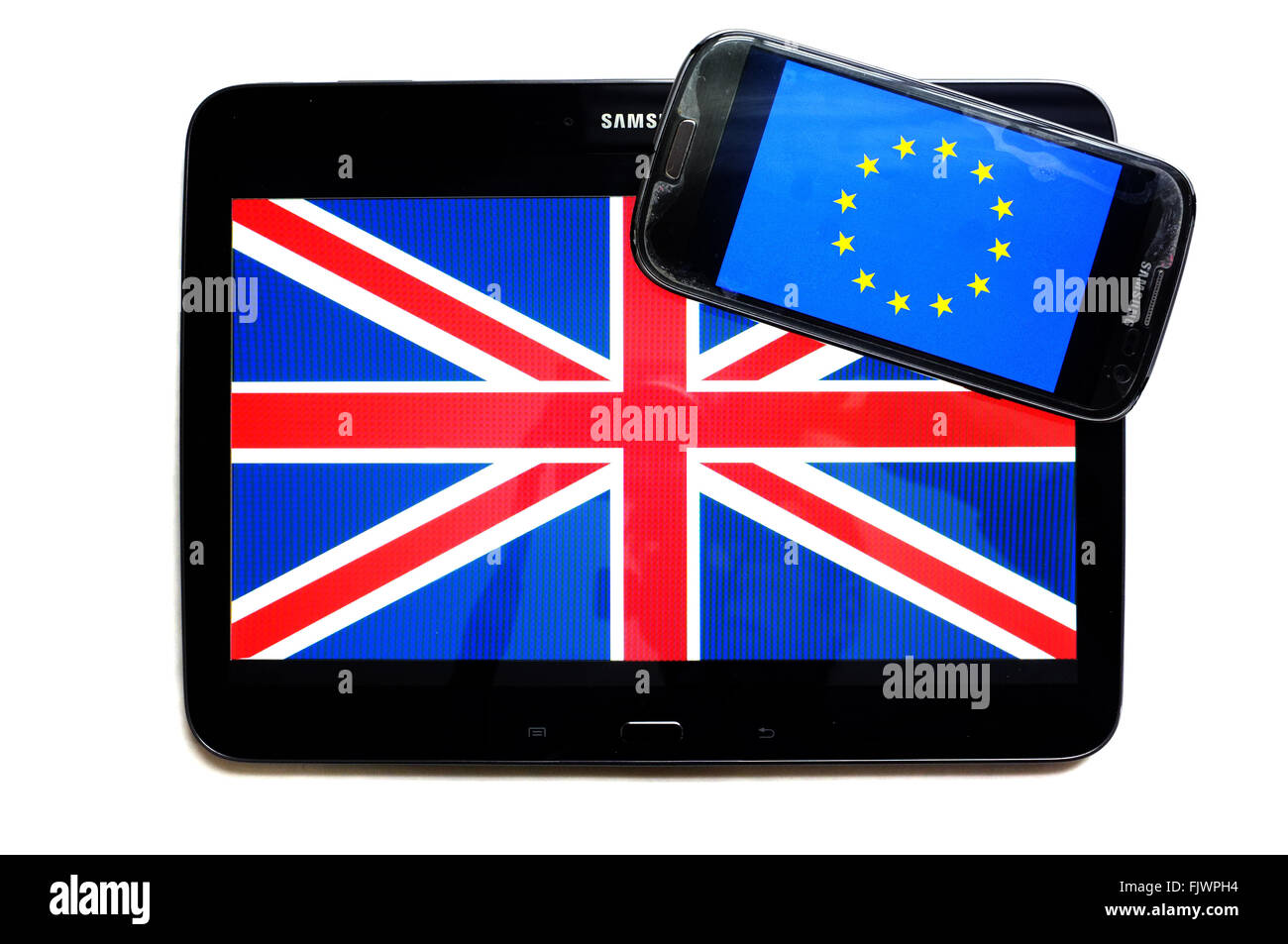 Die britische Flagge auf einem Tablet-Bildschirm hinter der EU-Flagge auf einem Smartphonebildschirm. Stockfoto