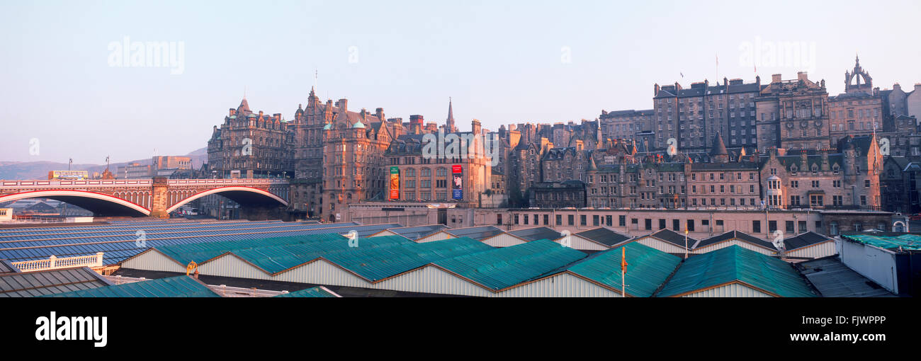 Panorama von Edinburgh über Waverley Bahnhof entlang der Market Street mit North Bridge links Stockfoto