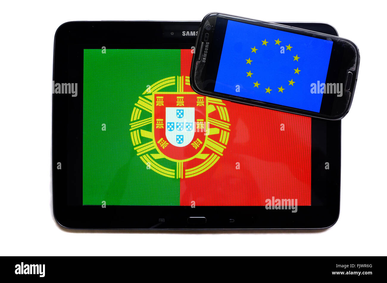 Die Flagge von Portugal auf einem Tablet-Bildschirm mit der EU-Flagge auf einem Smartphone fotografiert vor einem weißen Hintergrund angezeigt. Stockfoto
