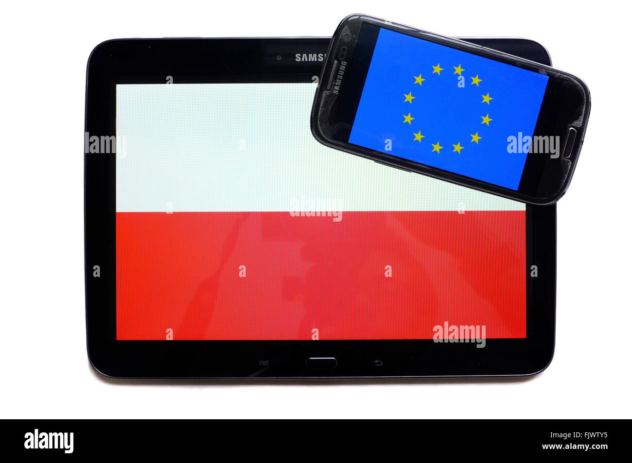 Die Flagge Polens mit der EU-Flagge auf einem Smartphone vor weißem Hintergrund fotografiert auf einem Tablet-Bildschirm angezeigt. Stockfoto