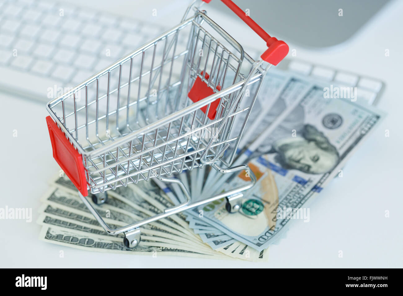 Dollar und shopping Cart auf einer Computertastatur - Konzept des Online-Shoppings Stockfoto