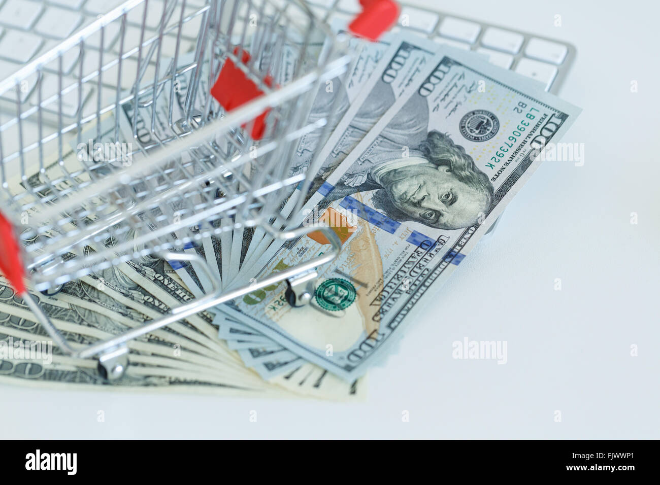 Dollar und shopping Cart auf einer Computertastatur - Konzept des Online-Shoppings Stockfoto