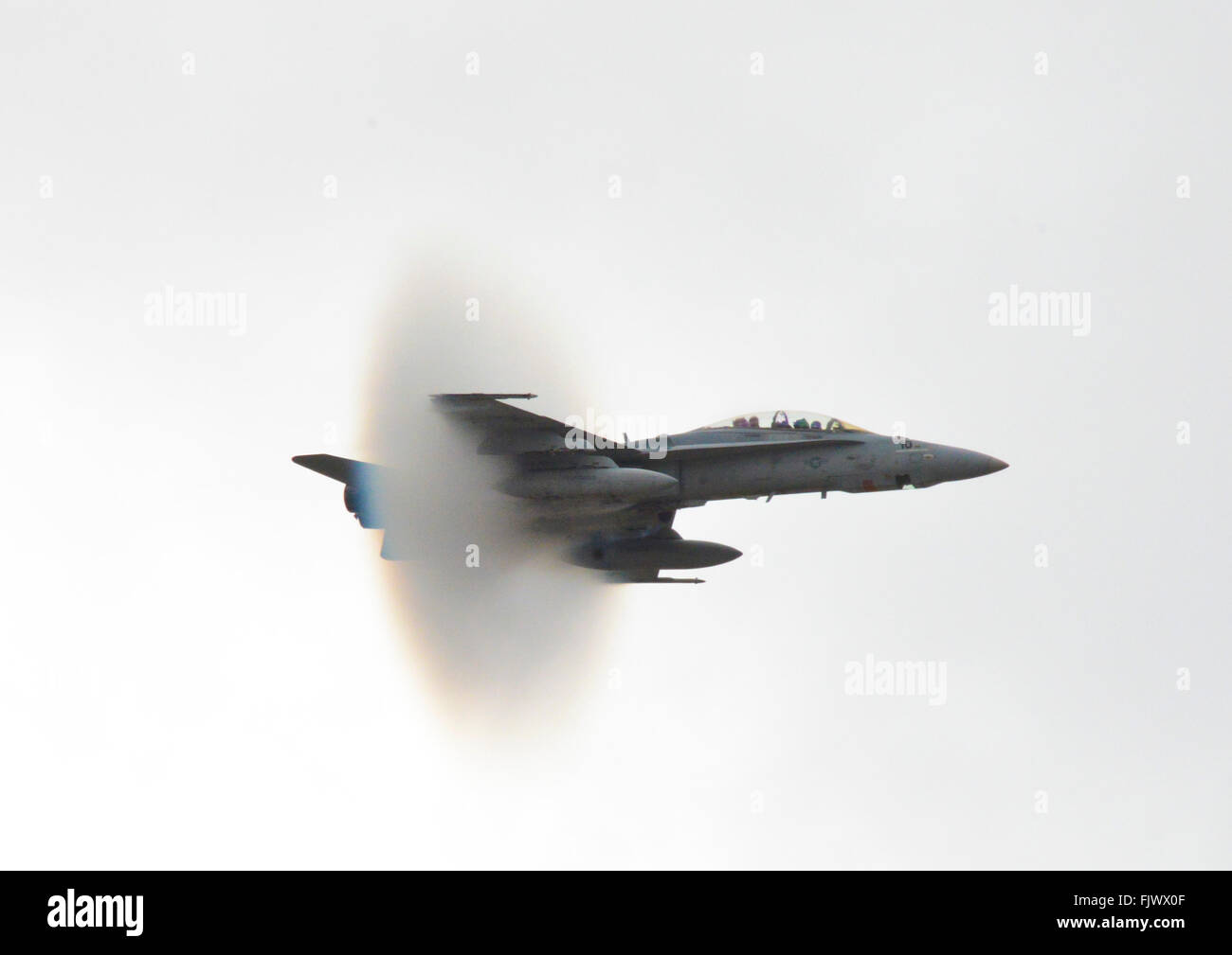 Niedrigen Winkel Ansicht des Kampfflugzeugs In Himmel Stockfoto