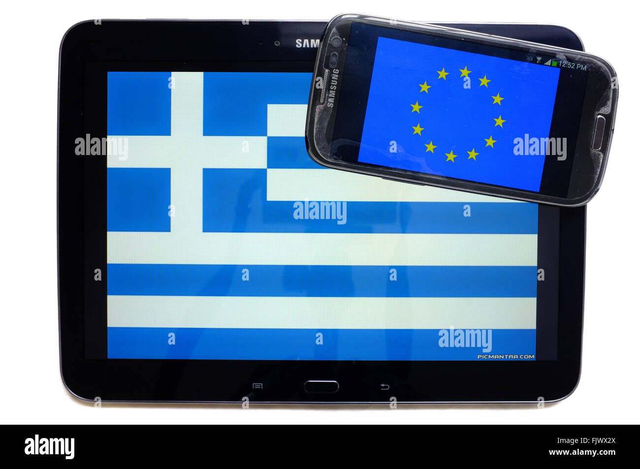 Die Flagge von Griechenland auf einem Tablet-Bildschirm mit der EU-Flagge auf einem Smartphone fotografiert vor einem weißen Hintergrund angezeigt. Stockfoto