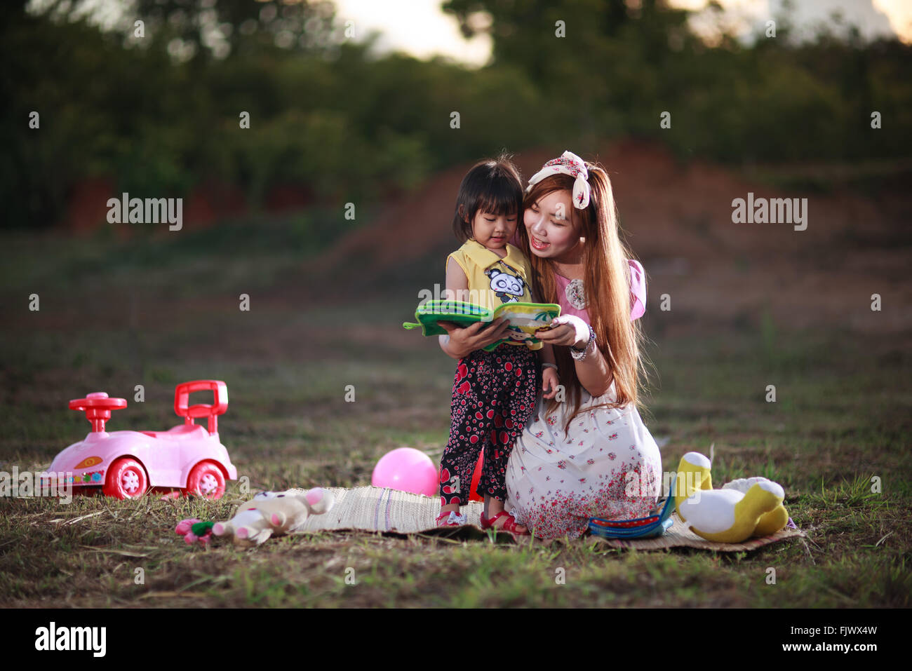 Niedliche kleine Mädchen spielen in einem Heide-park Stockfoto