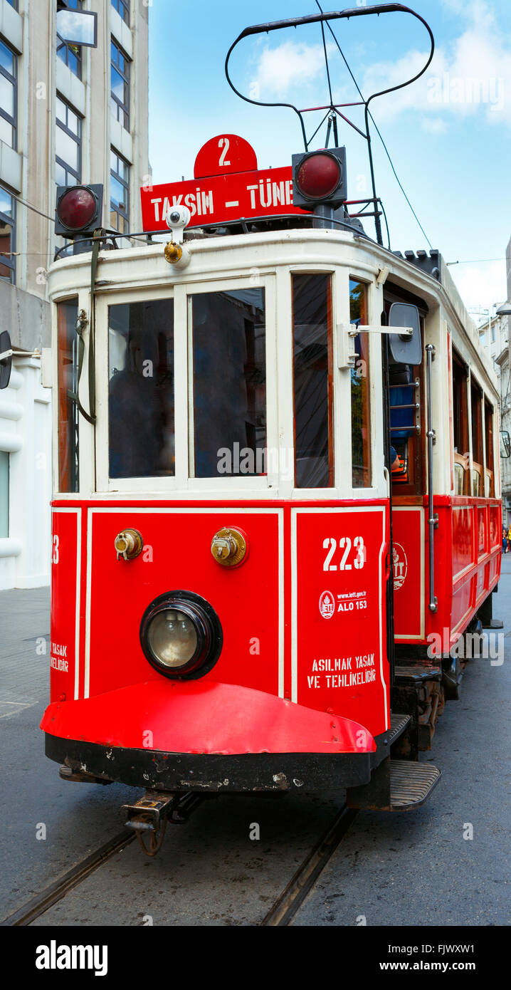 Rote Retro-Straßenbahn Taksim Istiklal-Straße. Istanbul, Türkei Stockfoto