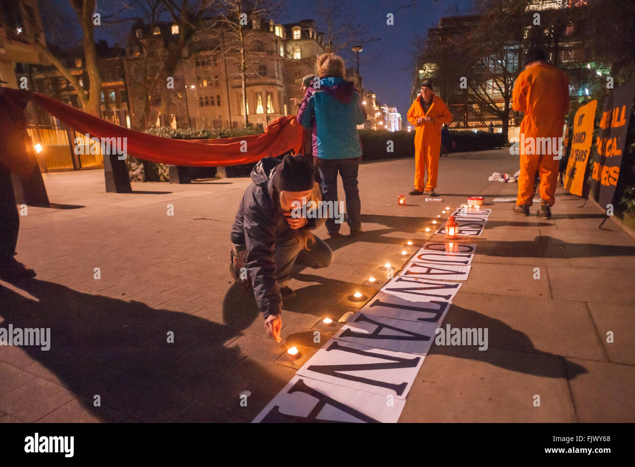 London, UK. 3. März 2016. London-Guantanamo-Kampagne Kerzen für einen Protest Vigil über Obamas neuesten Pläne, unterstützen die Freilassung der Gefangenen 35 für Freigabe und die Beschleunigung der periodischen Überprüfung für andere, sondern fordern ein Ende der militärischen Kommissionen und unbefristete Inhaftierung aller übrigen Gefangenen gelöscht. Peter Marshall/Alamy Live-Nachrichten Stockfoto