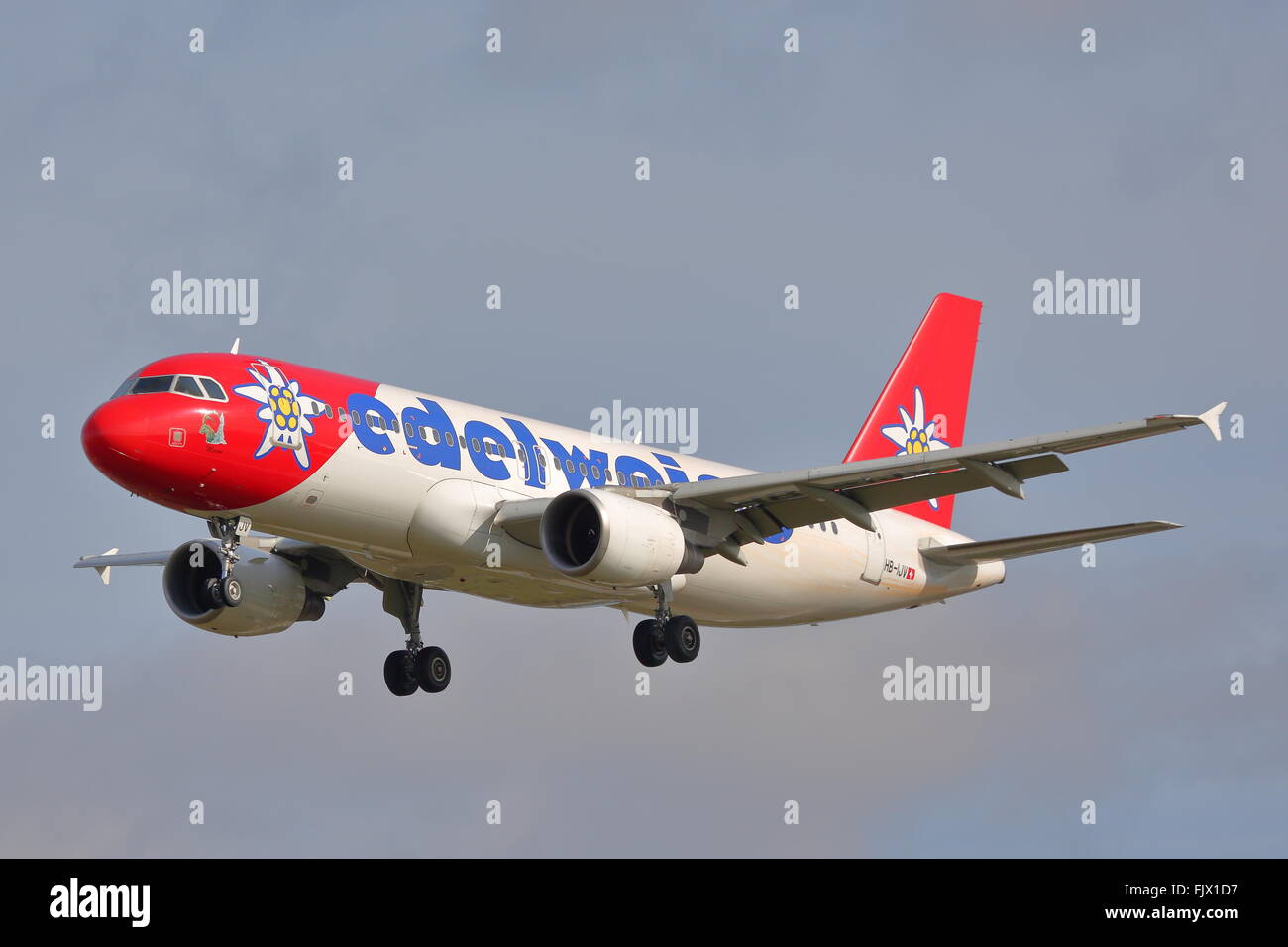 Edelweiss Air Airbus A320-200 HB-IJV Landung in Heathrow Stockfoto