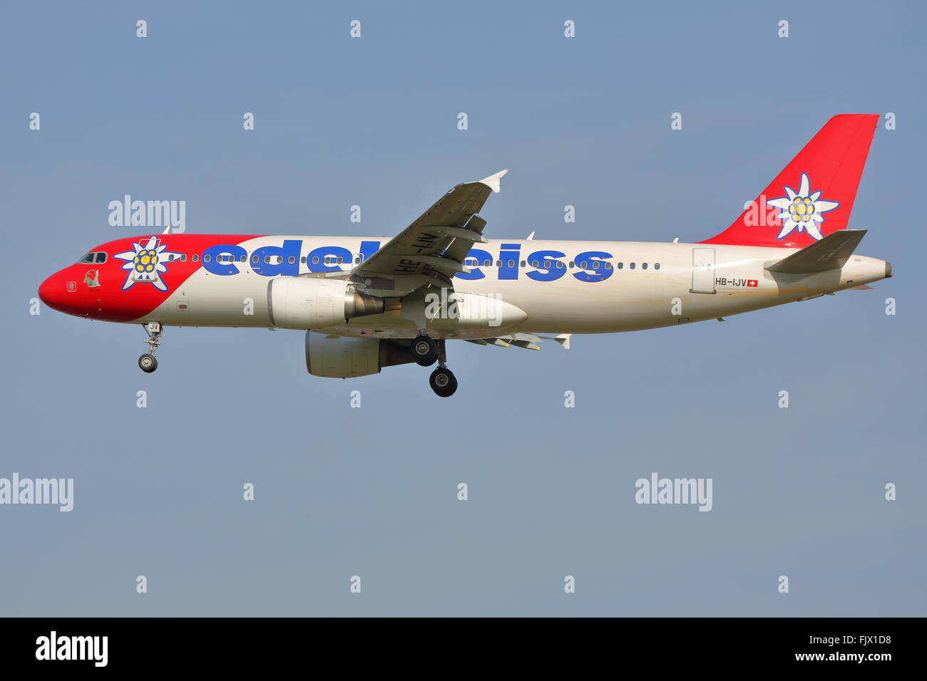 Edelweiss Air Airbus A320-200 HB-IJV Landung in Heathrow Stockfoto