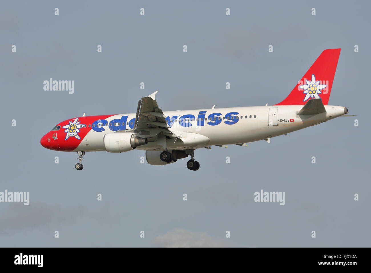 Edelweiss Air Airbus A320-200 HB-IJV Landung in Heathrow Stockfoto