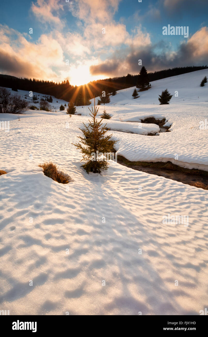 Sonnenuntergang über Bergfluss im Winter, Deutschland Stockfoto