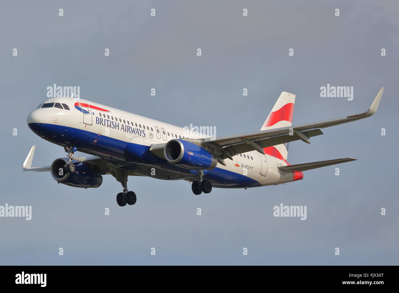 British Airways Airbus A320-200 G-EUYT Landung in Heathrow Stockfoto