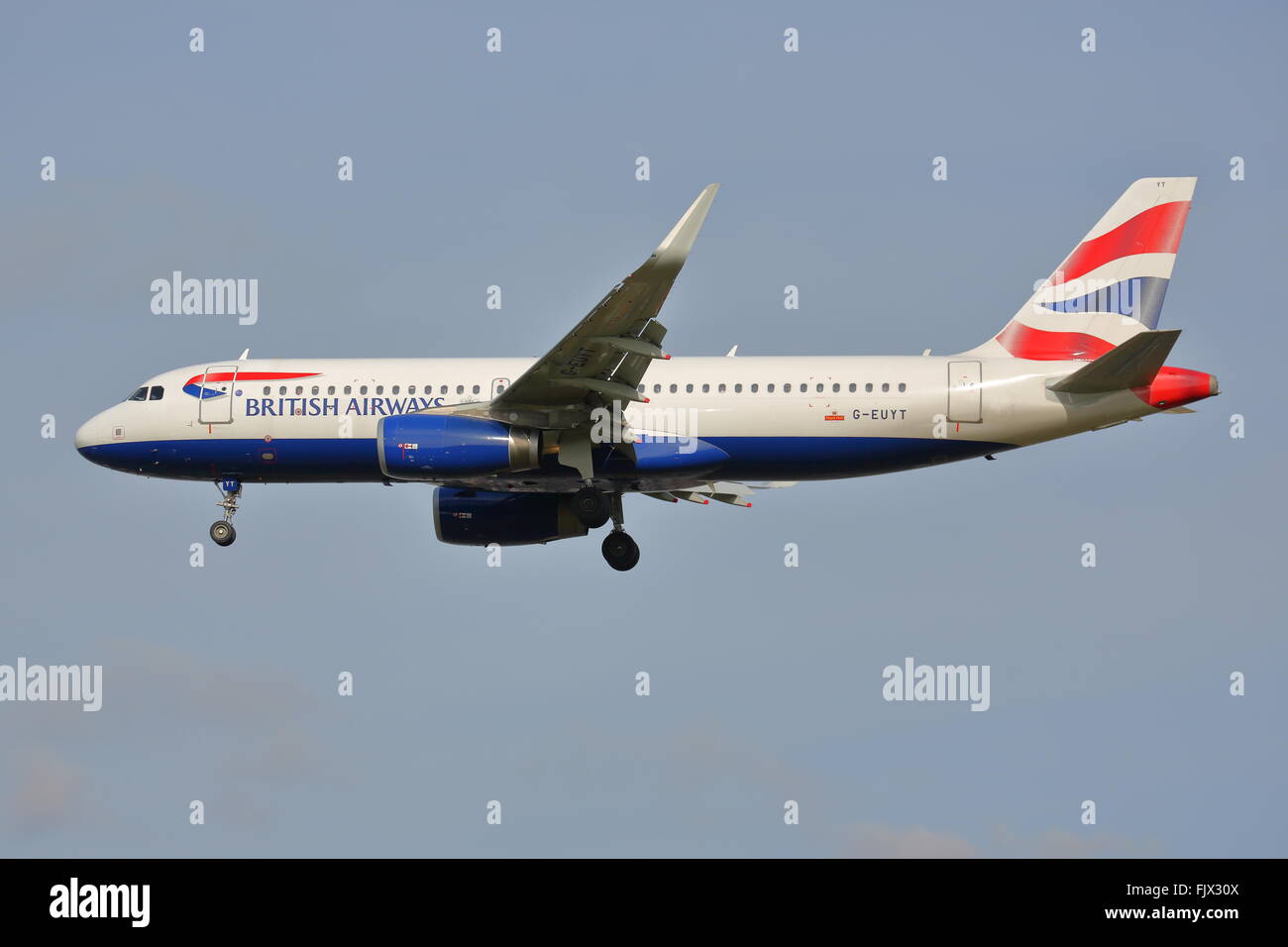 British Airways Airbus A320-200 G-EUYT Landung in Heathrow Stockfoto