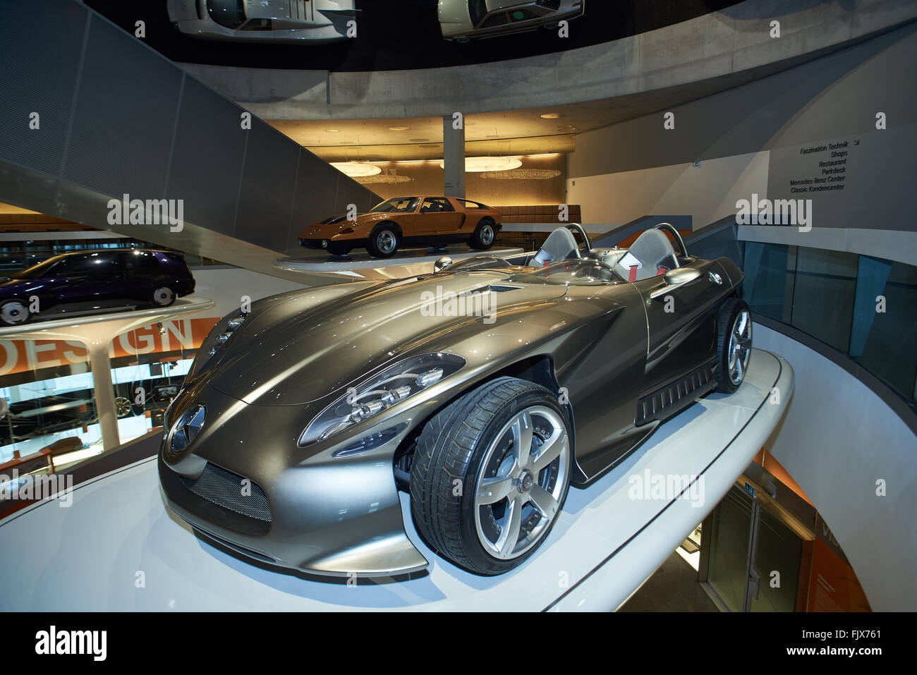 Foto aus dem Mercedes-Museum in Stuttgart Deutschland, wo unter anderem ist das erste Auto der Welt aus dem Jahr 1886 ausgestellt. Stockfoto