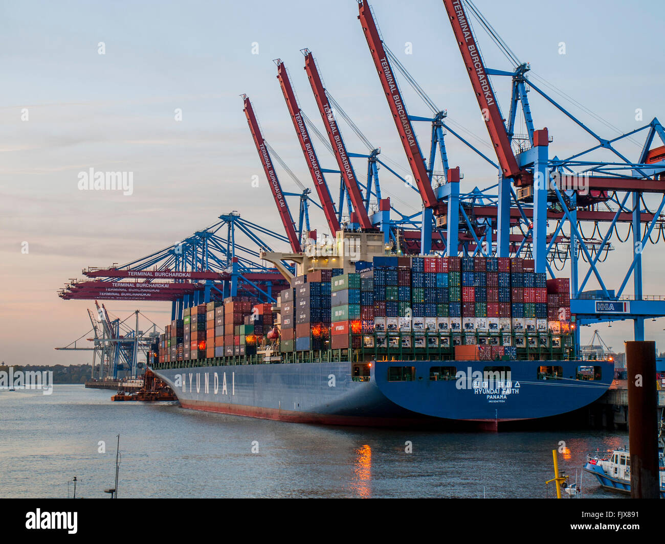 Containerschiff "Hyundai Faith" festgemacht am HHLA Burchardkai Container Terminal im Hamburger Hafen Stockfoto