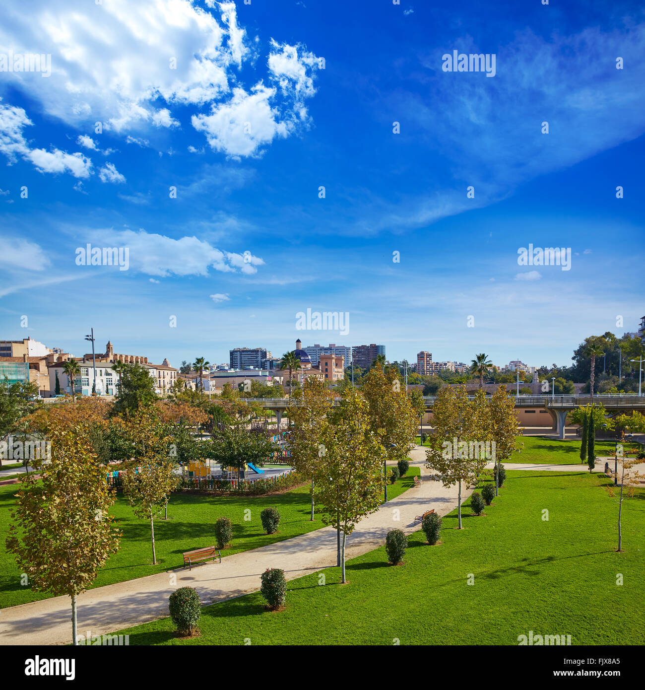 Valencia Turia Fluss Park Gärten und Skyline in Spanien Stockfoto