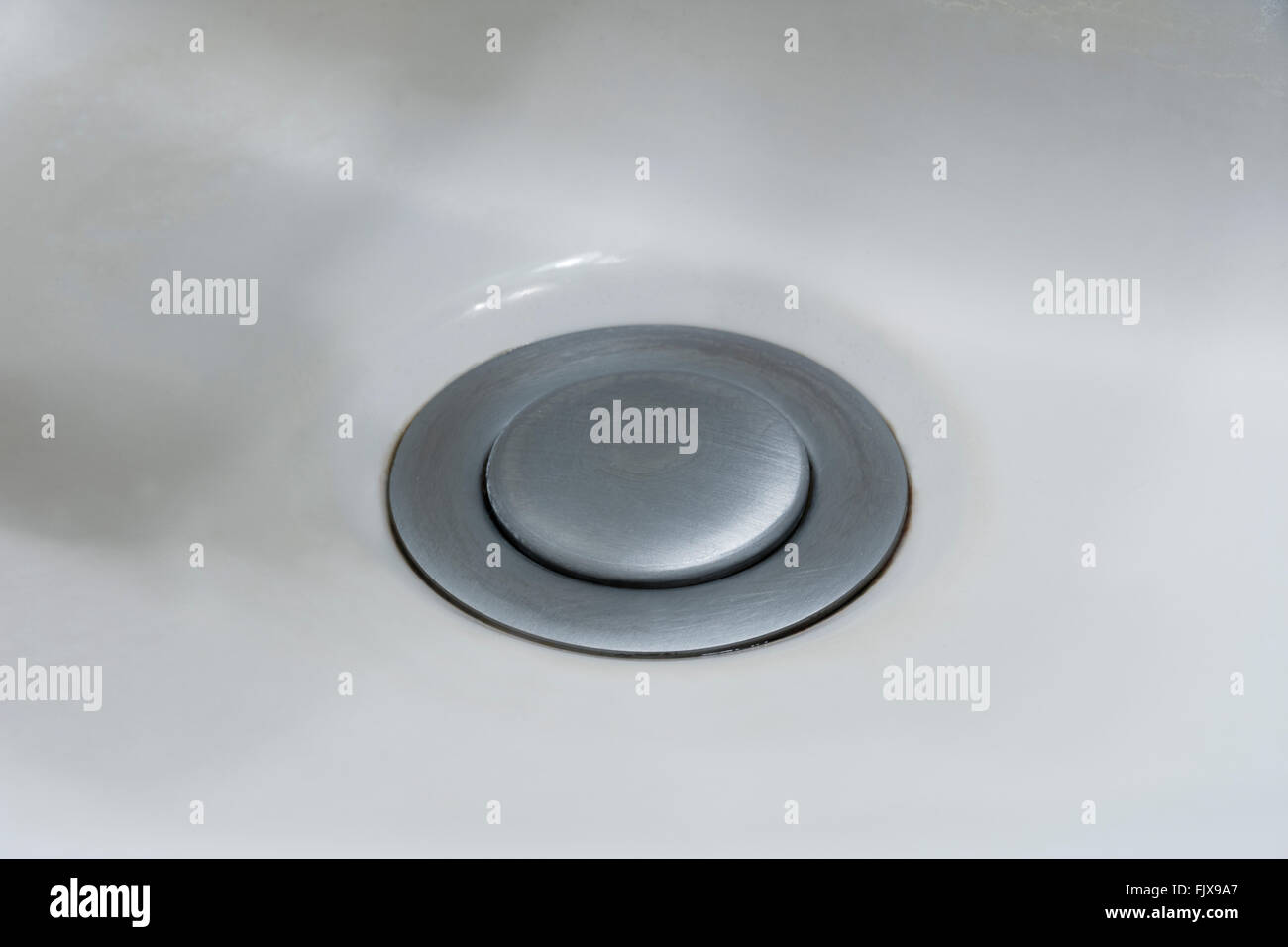 Erbaut im Badezimmer Waschbecken Ablaufstopfen in der geschlossenen Position. Stockfoto