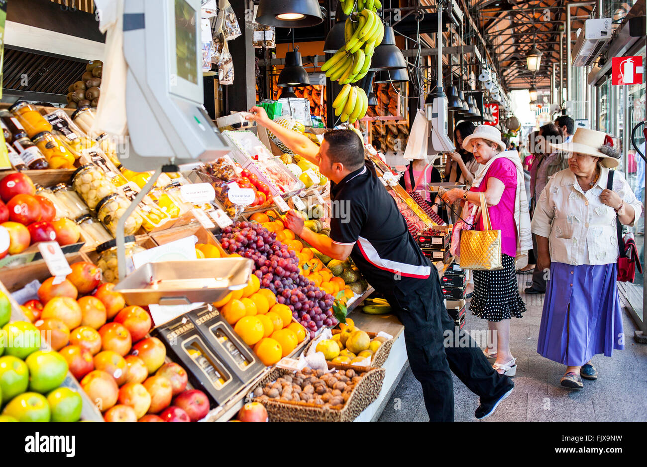 Obst und Gemüse stall, Markthalle San Miguel, Madrid, Spanien Stockfoto
