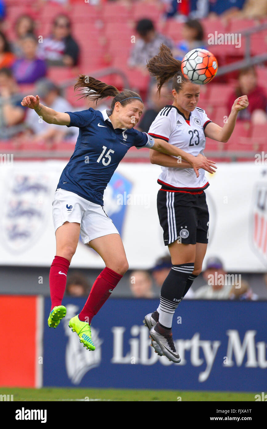 Tampa, Florida, USA. 3. März 2016. Französischen Mittelfeldspieler ELISE BUSSAGLIA (15) und Deutschland Mittelfeldspieler SARA DABRITZ (23) gehen für den Ball in der Luft während der sie glaubt Cup im Raymond James Stadium © Scott A. Miller/ZUMA Draht/Alamy Live News Stockfoto